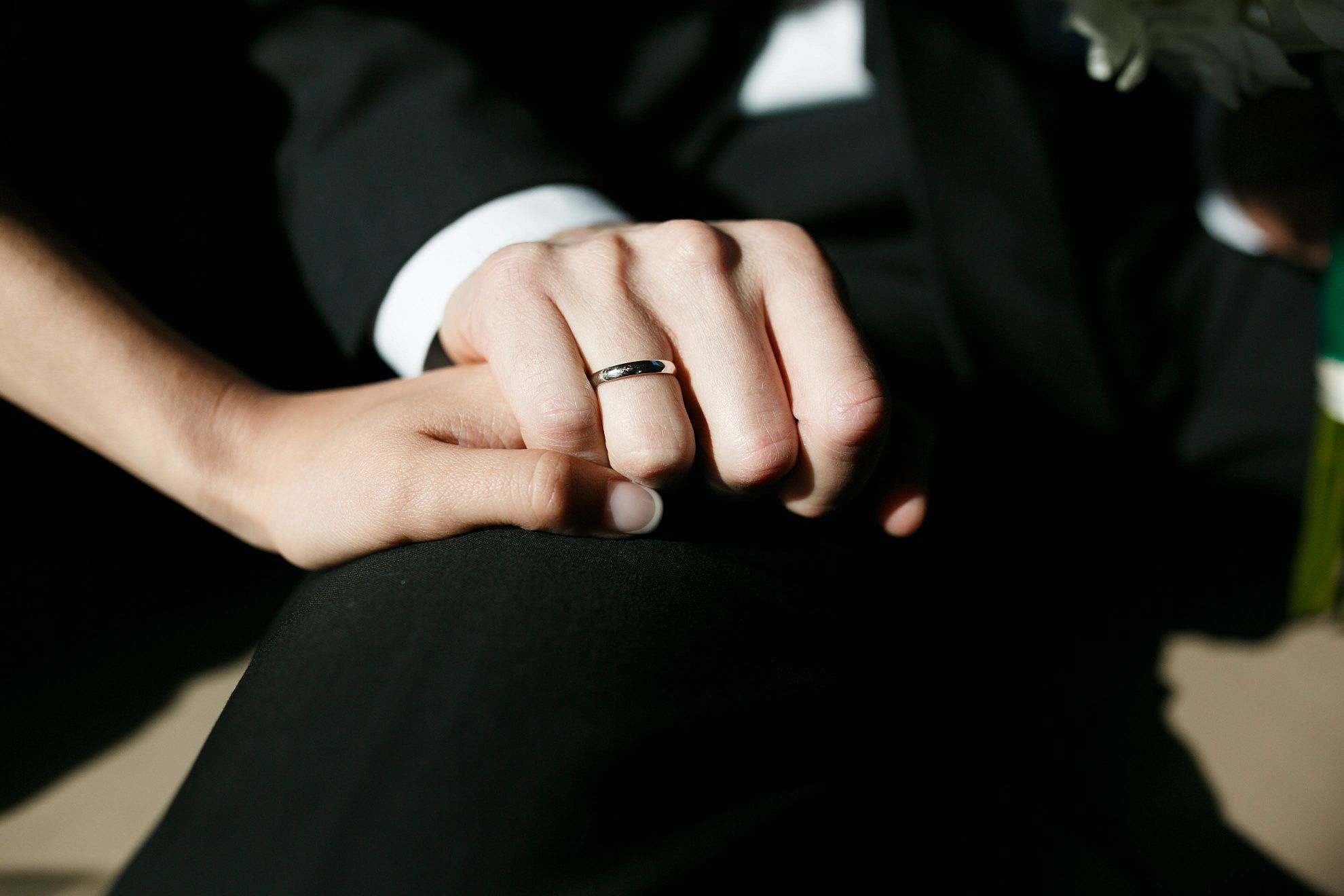 На каком пальце носят кольцо женатые мужчины