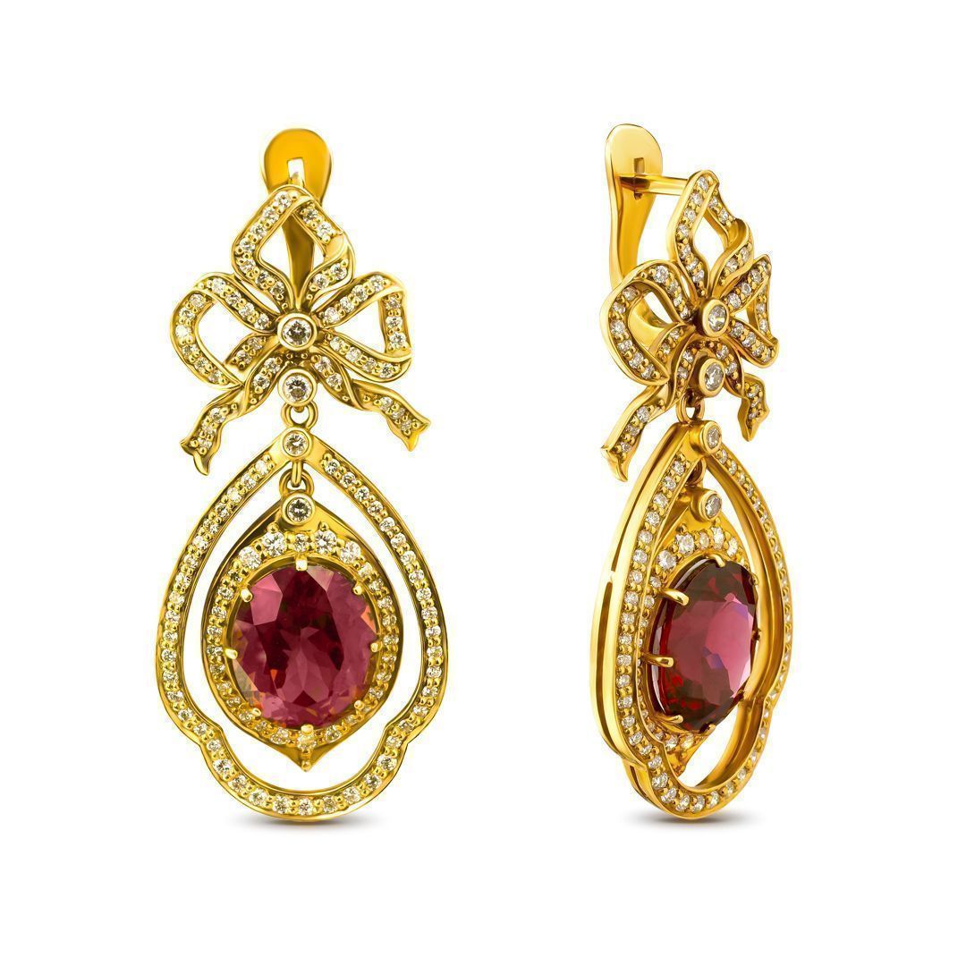 Серьги из желтого золота с бриллиантами и родолитами 2.55 ct