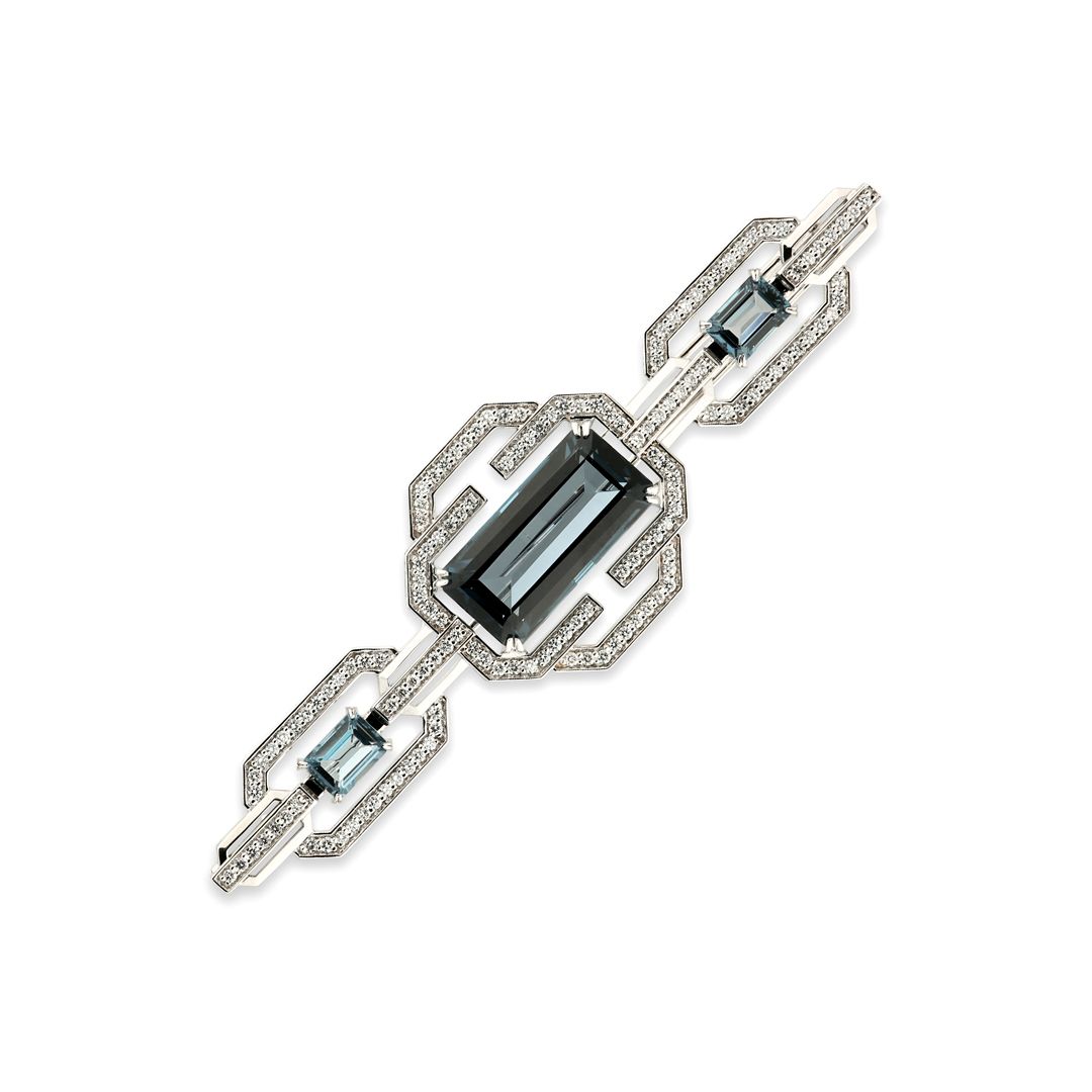 Брошь из белого золота с топазом 15.45 ct и бриллиантами