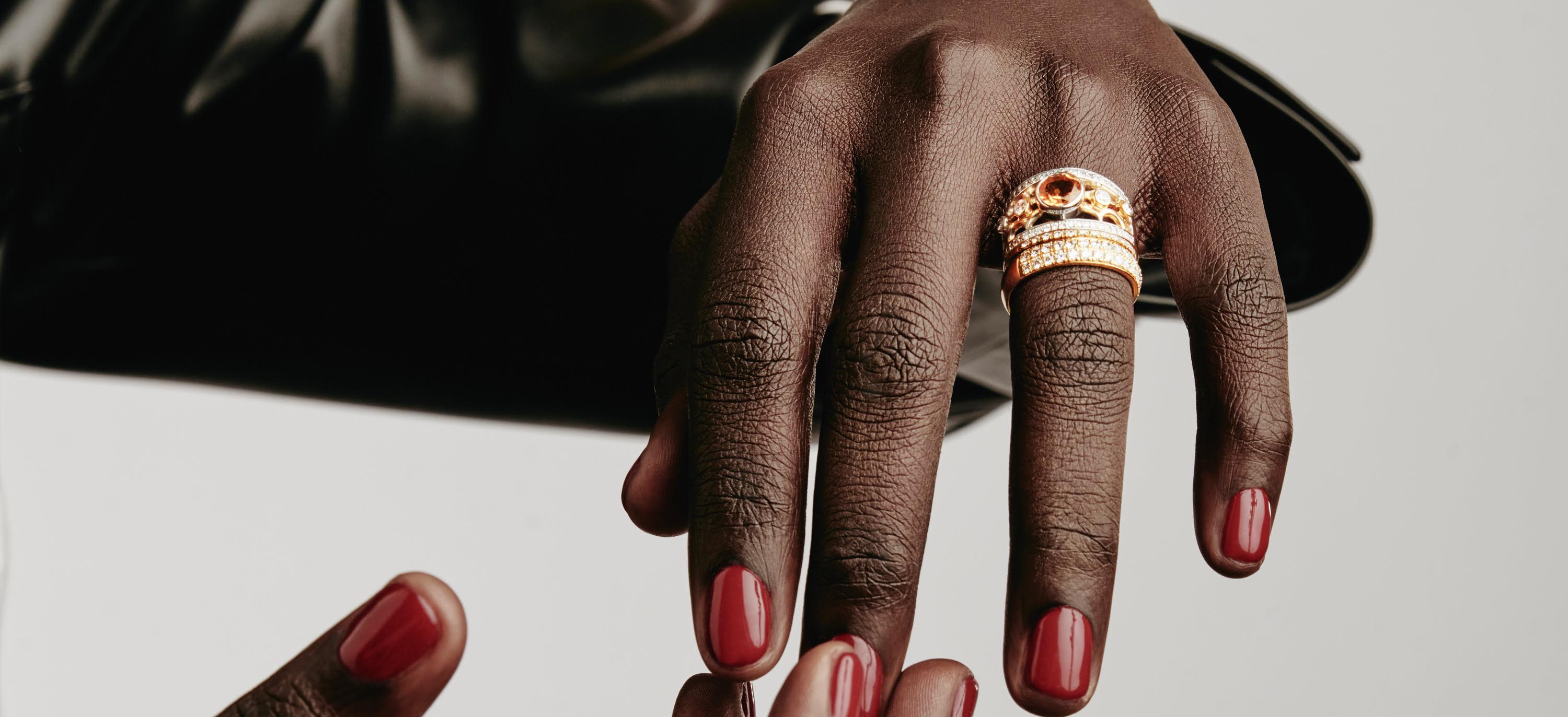 К чему снится кольцо на пальце черного цвета. На левый безымянный палец одевают кольцо. Что означает кольцо на левом безымянном пальце.