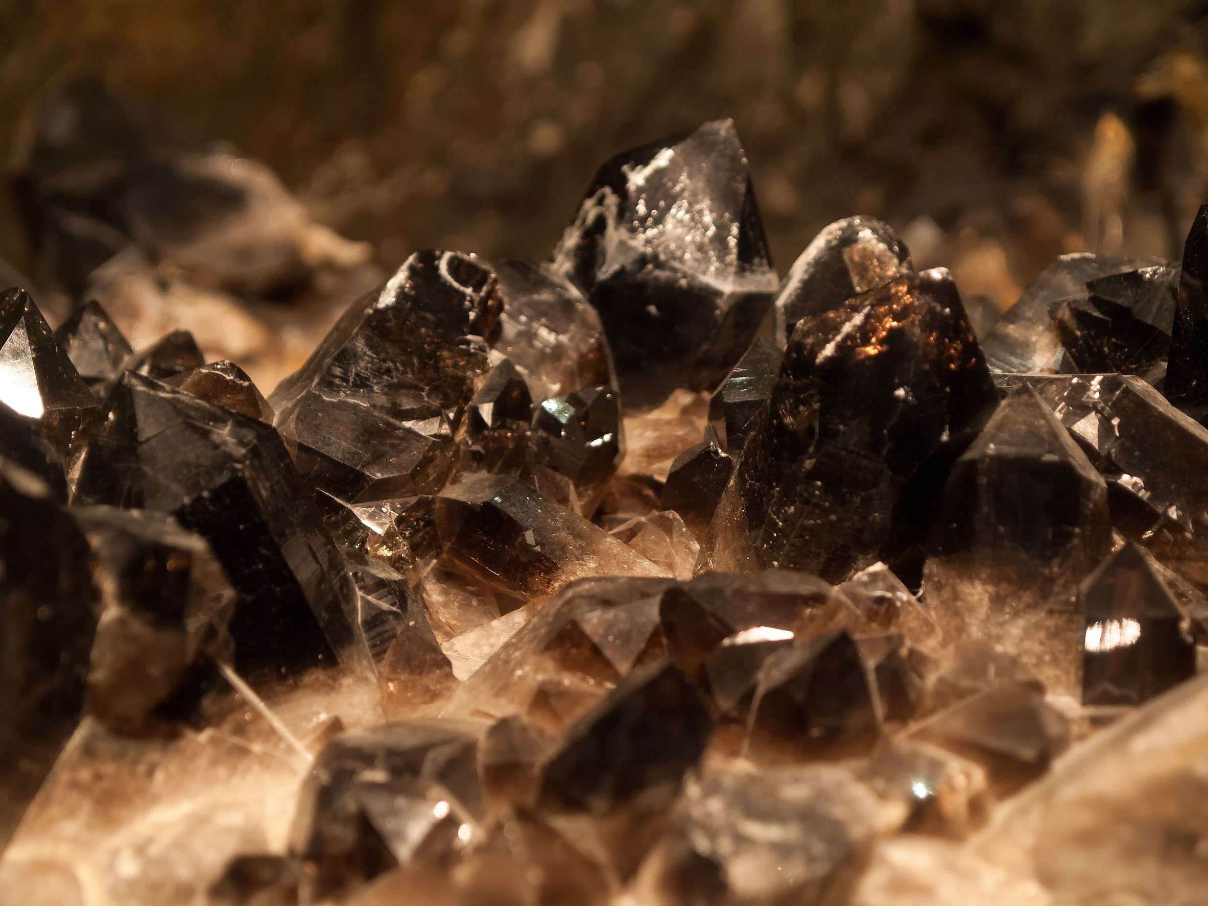 Черная кристаллическая порода. Кварц Морион минерал. Морион минерал Кристалл. Морион черный кварц. Морион Кристалл камень минерал.