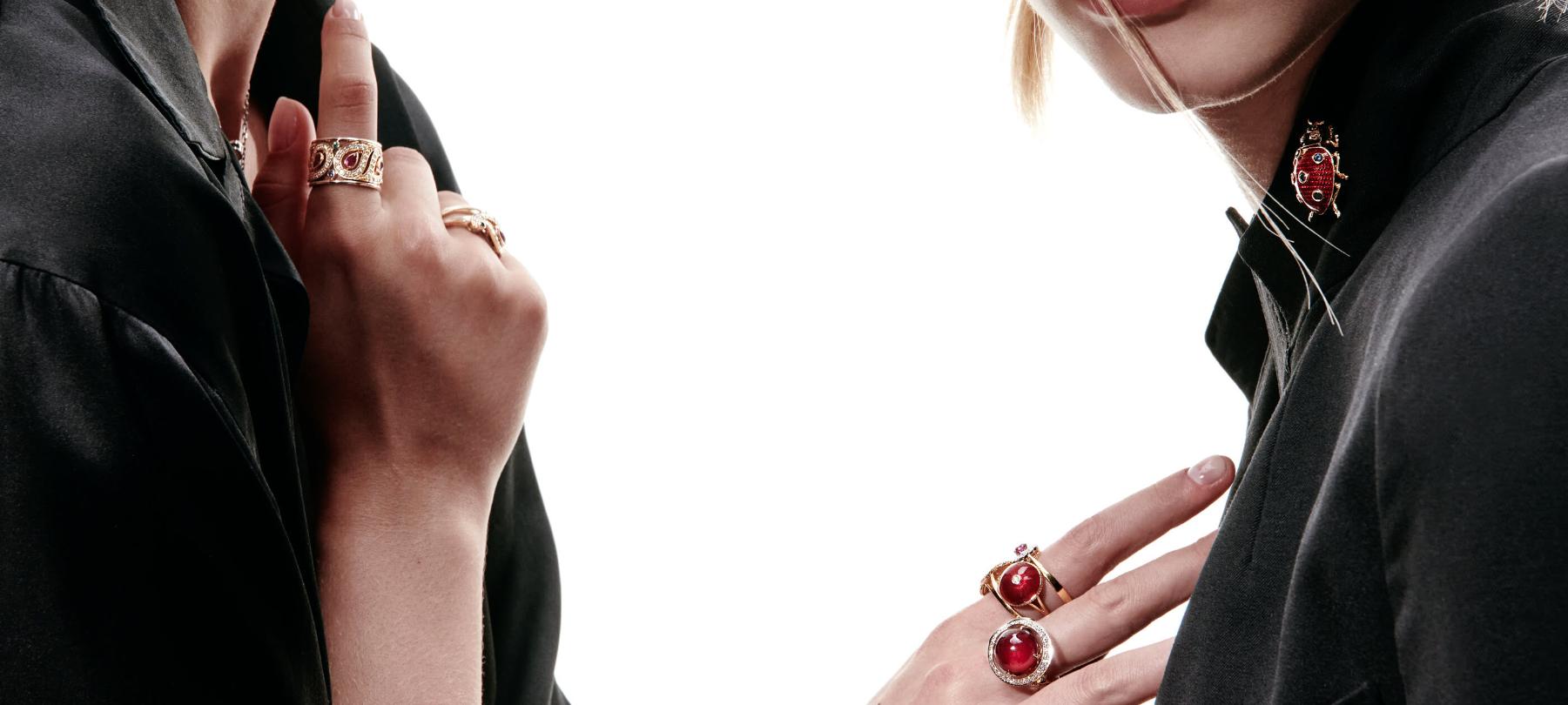 Что означает кольцо на указательном пальце руки — Полезные материалы на корпоративном сайте «Русские Самоцветы»