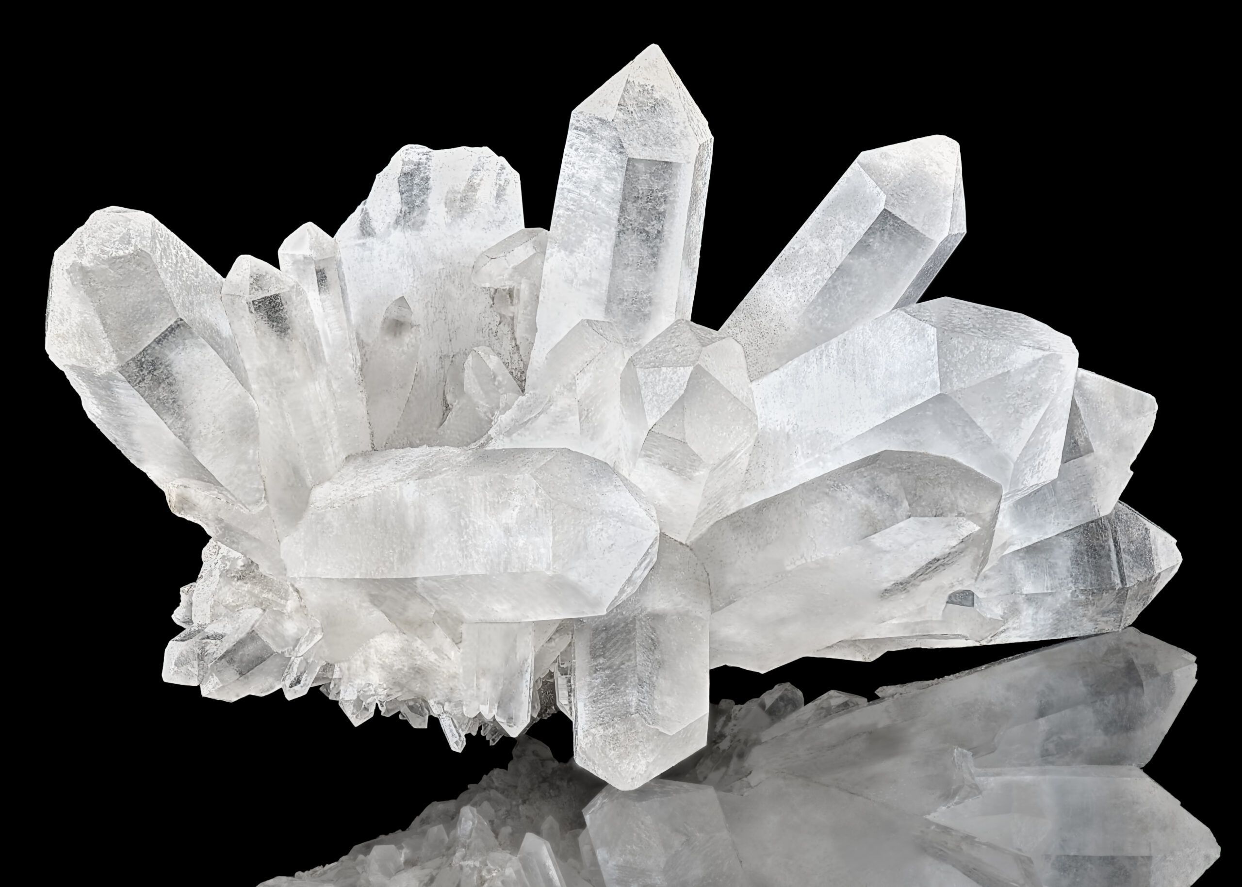 Современные кристаллические материалы. Белый кварц минерал горный. Белый кристаллический минерал кварц. Кварц силикаты. Белый кварц камень.