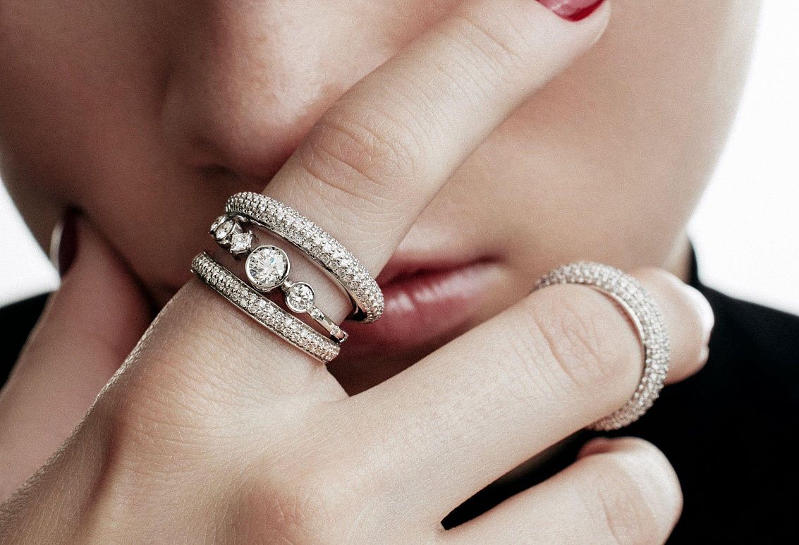 Что означают кольца на руках женщин и девушек?