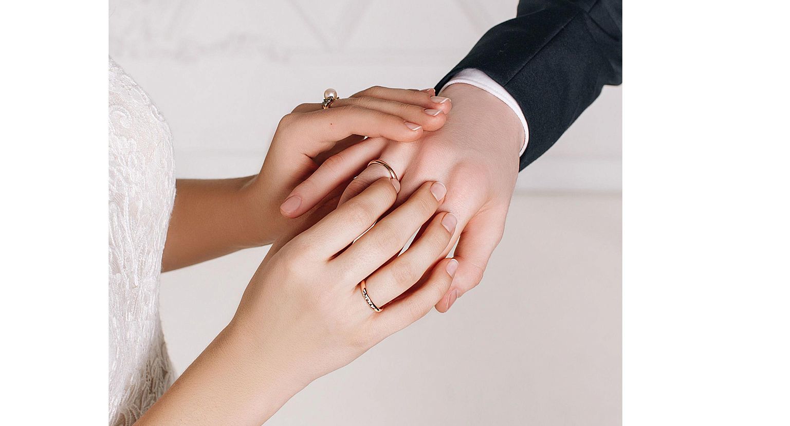 Развод кольца. Кольцо на пальце разведена. На каком пальце носят помолвочное кольцо после свадьбы. Кольцо для разведенной носят.