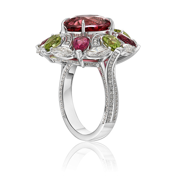 Кольцо из белого золота с турмалином 5.85 ct, бриллиантами и хризолитами