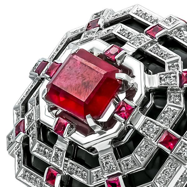 Кольцо из белого золота с рубином 4.71 ct и бриллиантами