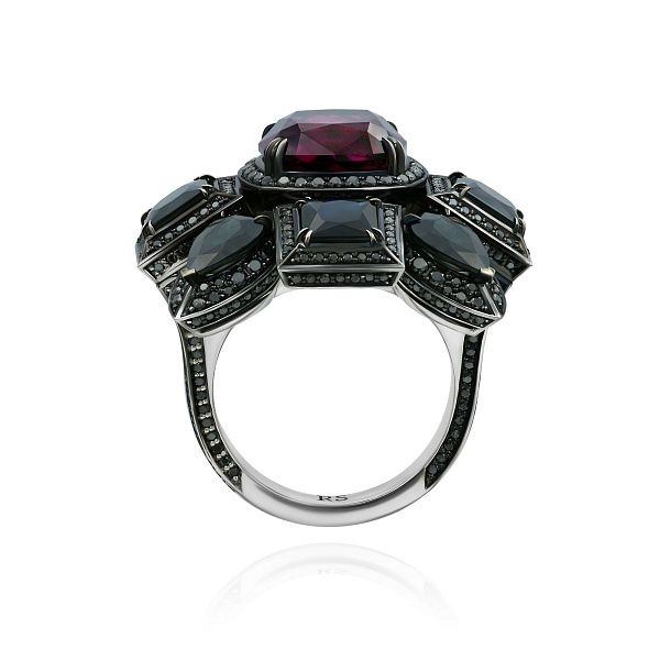 Кольцо из белого золота с бриллиантами, родолитом 8.56 ct и сапфирами