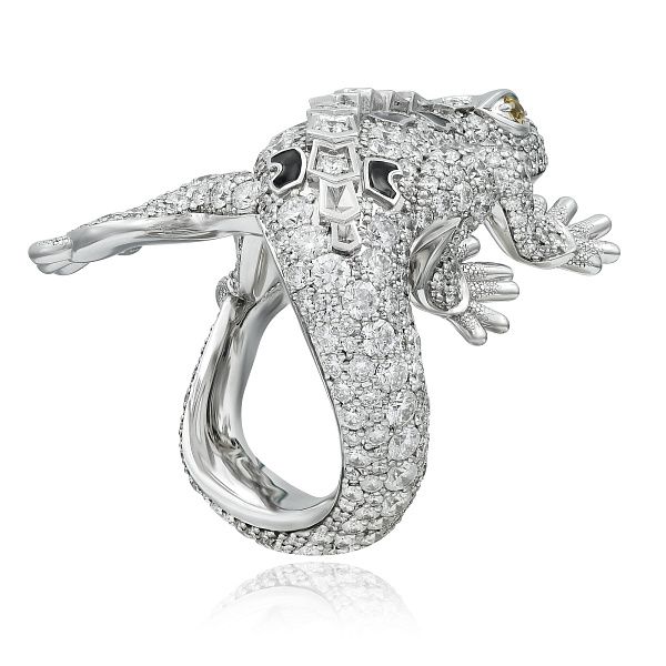 Кольцо из белого золота с изумрудом 2.2 ct, цитринами и бриллиантами