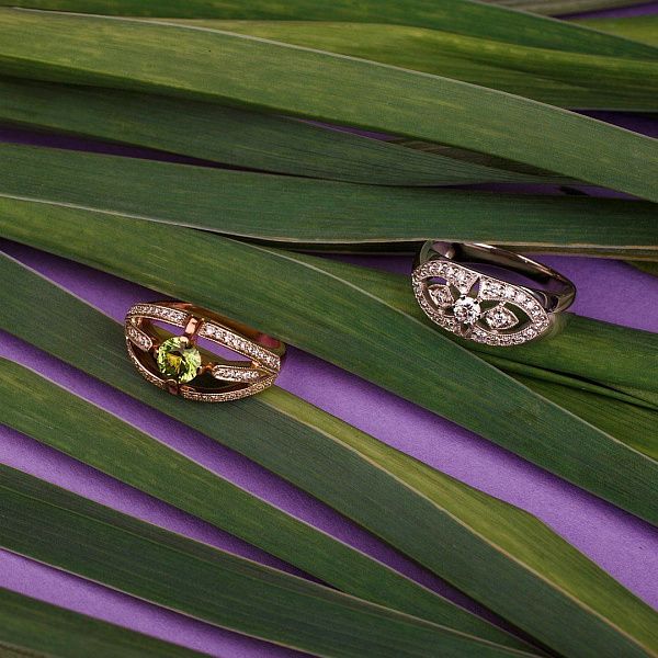 Кольцо из красного золота с хризолитом и бриллиантами