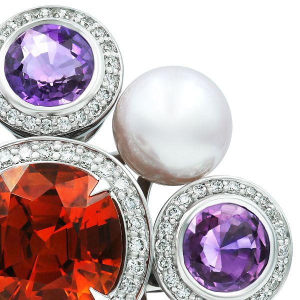 Кольцо из белого золота с сапфирами, гранатом 5.54 ct, бриллиантами и жемчугом