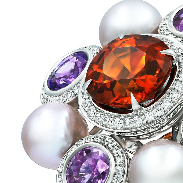 Кольцо из белого золота с сапфирами, гранатом 5.54 ct, бриллиантами и жемчугом