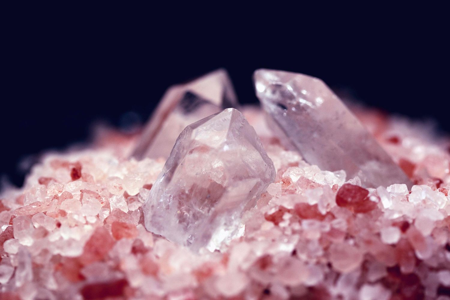 Розовый кварц: свойства камня, кому он подходит