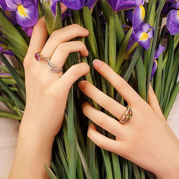 Кольцо из красного золота с хризолитом и бриллиантами