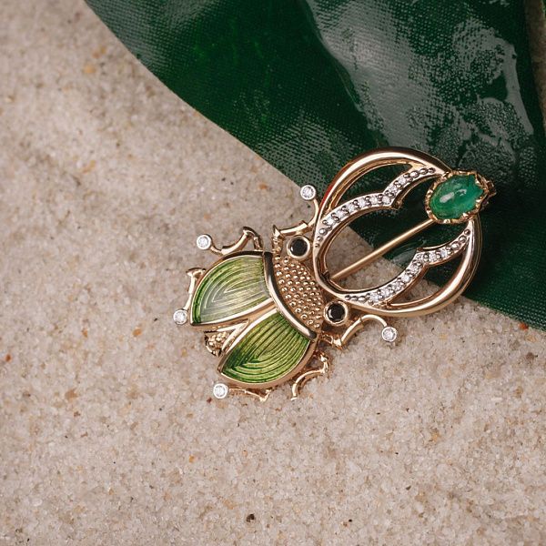 Брошь из желтого золота с изумрудом и бриллиантами
