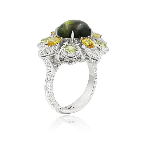 Кольцо из белого золота с турмалином 6.15 ct, бриллиантами, хризолитами и сапфирами