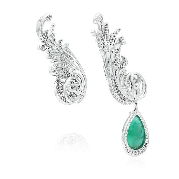 Серьги каффы из белого золота с бриллиантами и изумрудом 14.69 ct