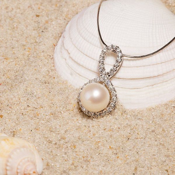 Подвеска из белого золота с бриллиантами и жемчугом