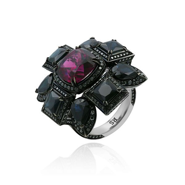 Кольцо из белого золота с бриллиантами, родолитом 8.56 ct и сапфирами